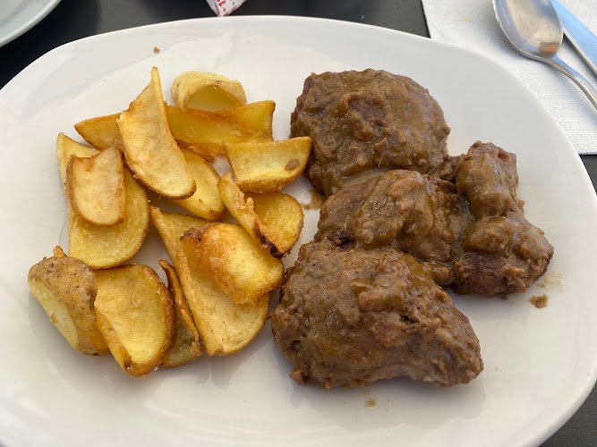 Rabo de toro con patatas rústicas