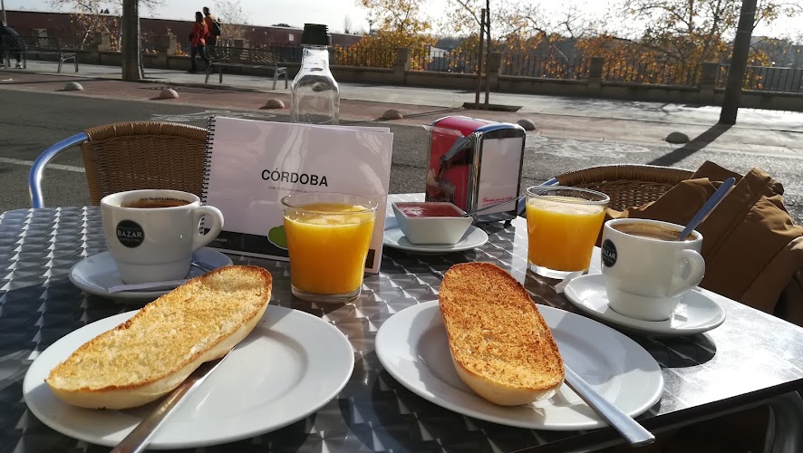 Tostada, café y zumo de naranja en la terraza